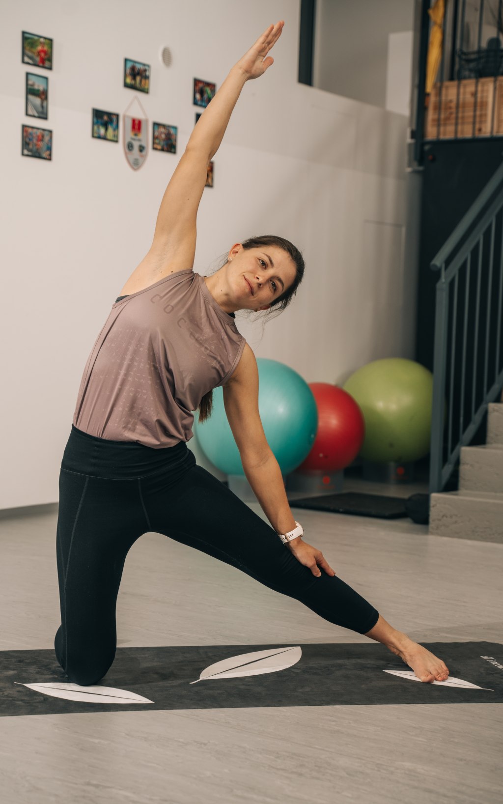 Trainerin Chrisi in Side-Stretch Yoga-Posa von vorne