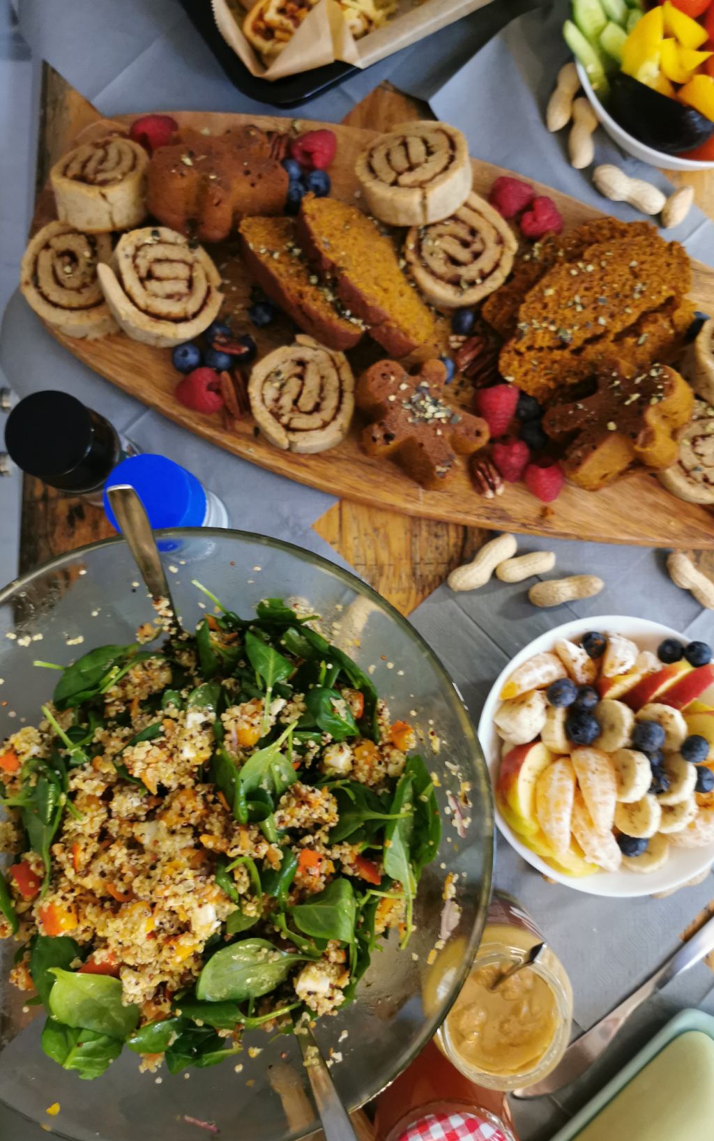 Ansicht von oben auf das Brunch-Buffet mit Salaten, Zimt- und Pizzaschnecken, Gebäck und Aufstrichen