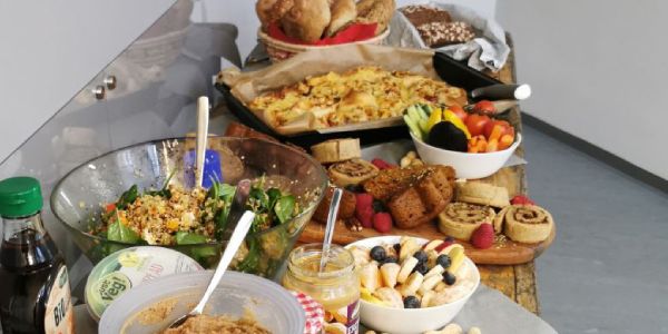 Brunch-Buffet mit Salaten, Zimt- und Pizzaschnecken, Gebäck und Aufstrichen