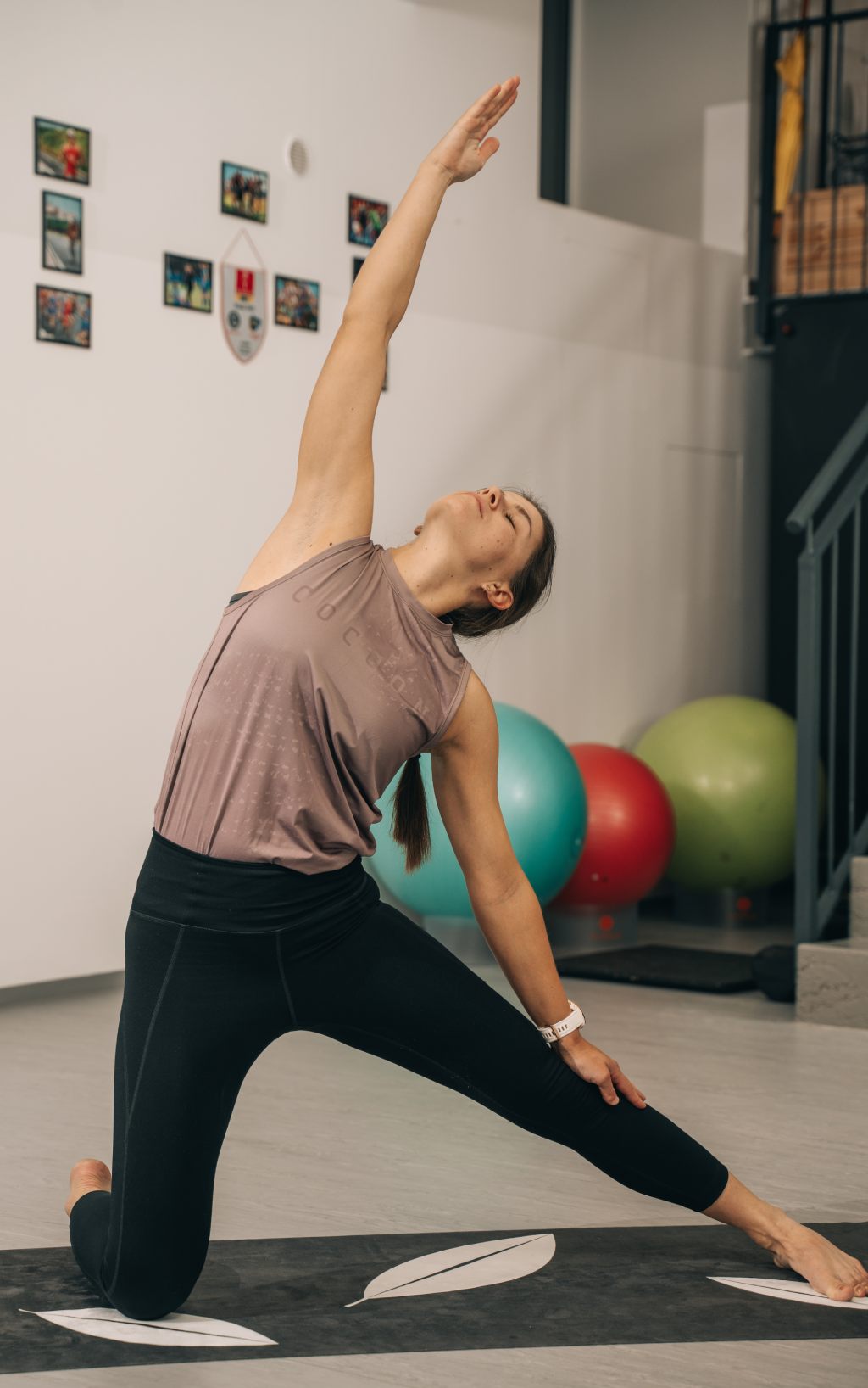 Trainerin Chrisi in Side-Stretch Yoga-Pose von vorne
