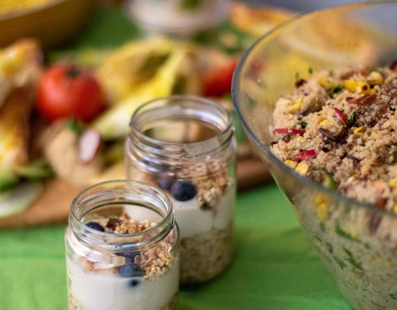 Brunch-Buffet mit Cous-Cous Salat und Overnight-Oats beim Event Yoga&Brunch