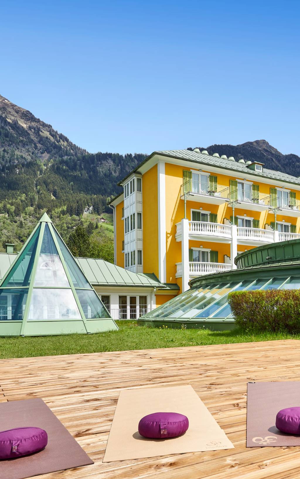 Alpenhaus Gastein Hotelansicht von außen mit Outdoor Holzplattform für Trainings