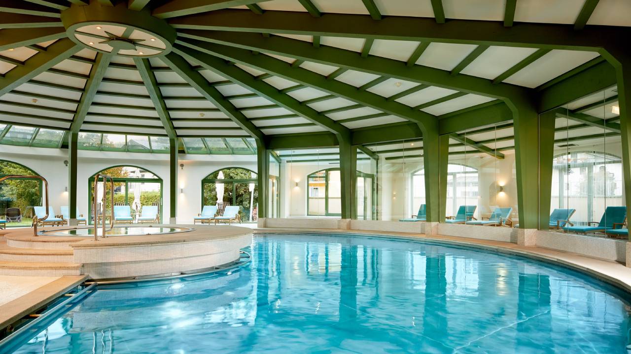 Wellnessoase mit indoor Pool im Alpenhaus Gastein