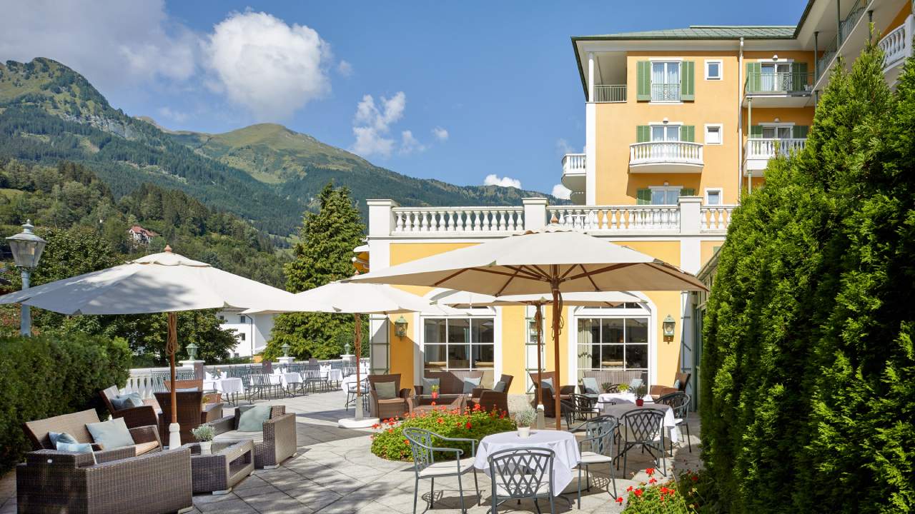 Alpenhaus Gastein Hotelansicht mit sonniger Terrasse